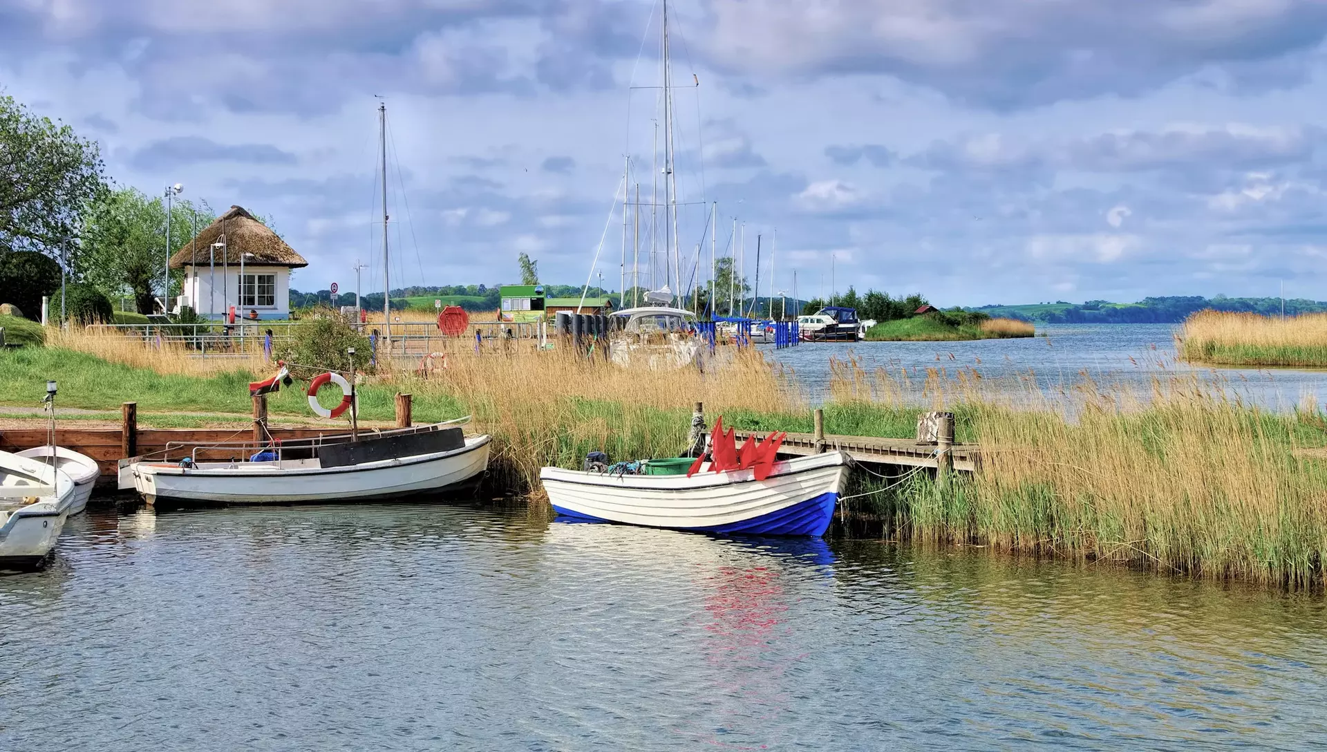 Kleiner Boddenhafen auf Rügen mit Booten