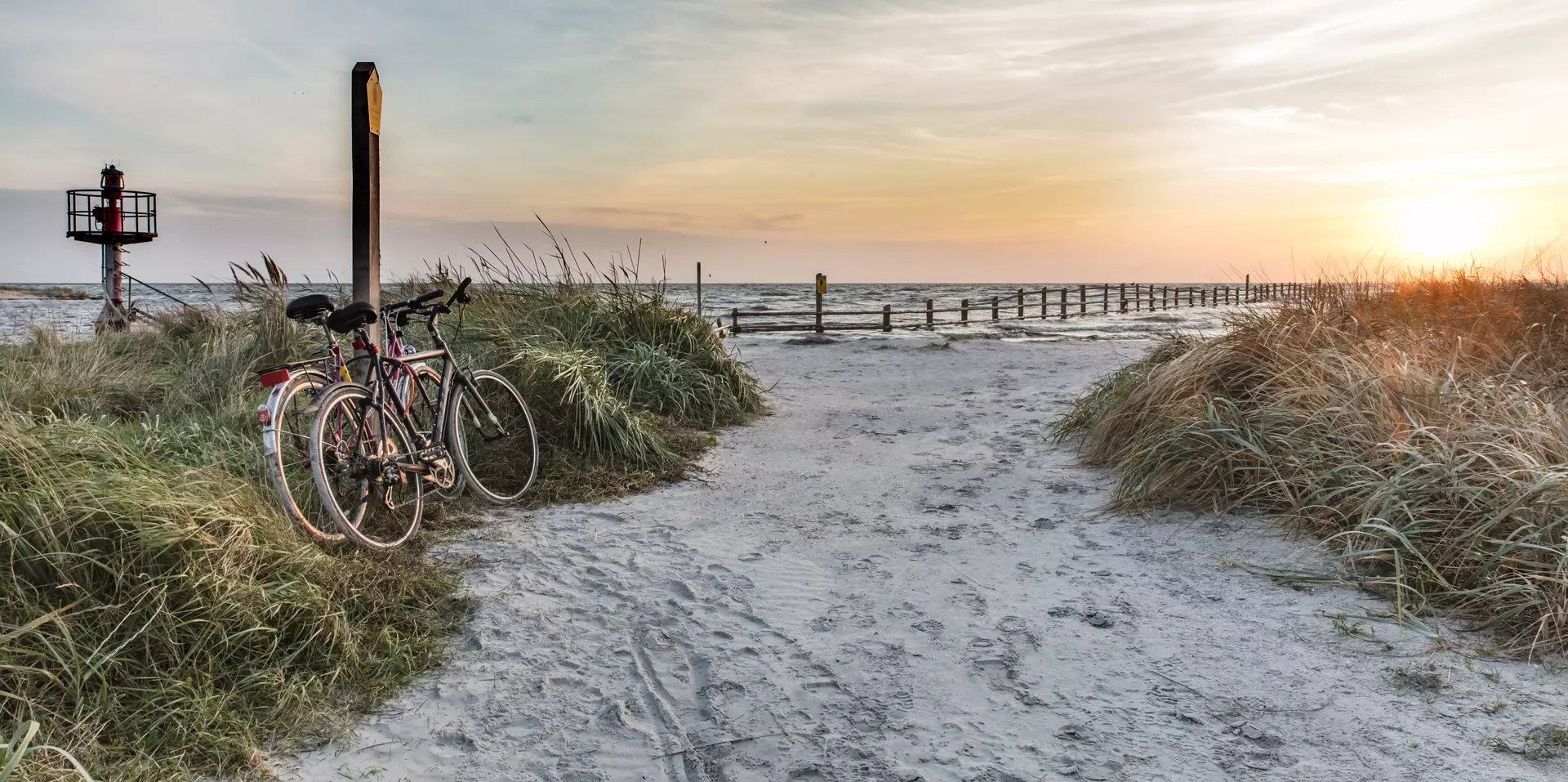 Fahrräder am Strandübergang zur Ostsee auf Usedom