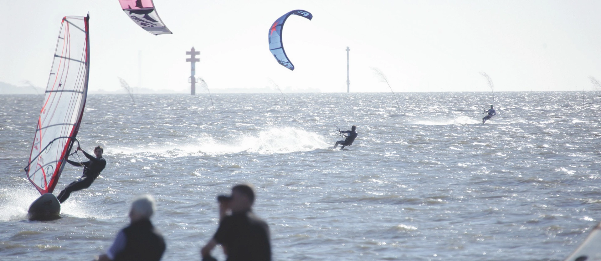 Kitesurfer auf der Weser bei Wremen