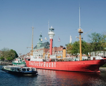 Schiffe im Stadthafen von Emden