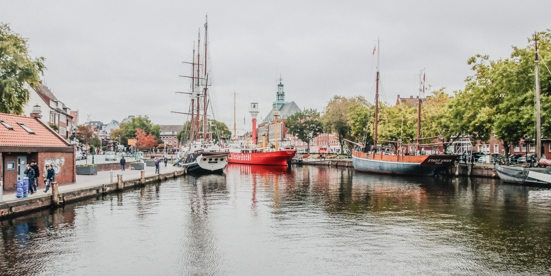 Stadthafen Emden mit Schiffen