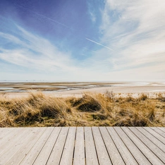 Blick über Dünen und Wattenmeer auf die Halligen vor Föhr