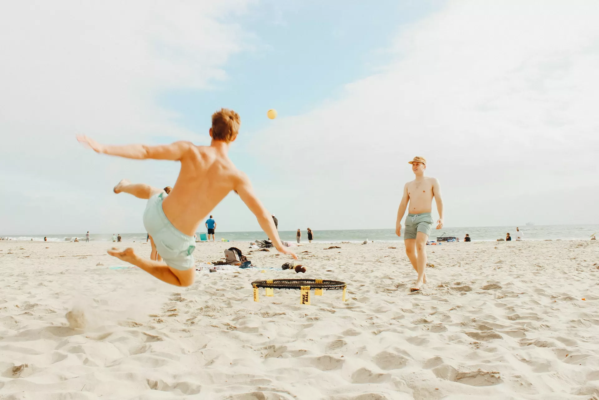 Junge Urlauber spielen Ball am Nordseestrand