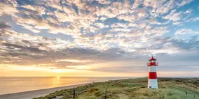 Leuchtturm auf den Dünen an der Nordsee