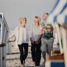 Urlauber im Gespräch zwischen Strandkörben auf Wangerooge