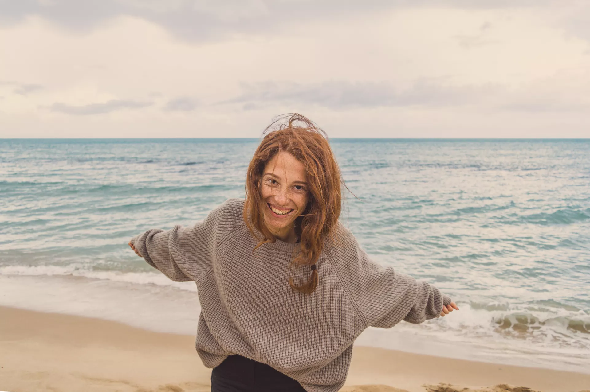 Urlauberin in wärmenden Pullover an der Ostsee