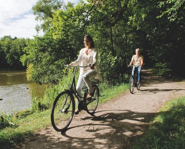 Zwei Fahrradfahrer am Waldsee in Varel-Dangast