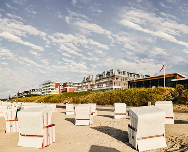 Strandkörbe und Strandpromenade auf Wangerooge