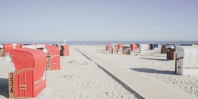 Strand mit Strandkörben in Bensersiel an der Nordsee