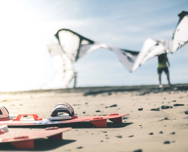 Urlauber mit Kite-Drachen am Strand von Langeoog