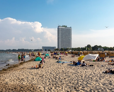Strand von Travemünde mit Häusern im Hintergrund