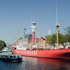 Schiffe im Stadthafen von Emden