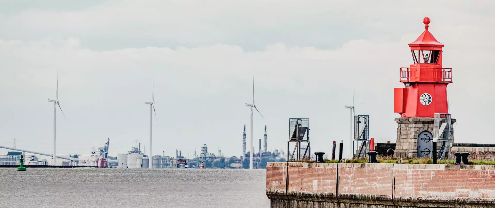 Emden Außenhafen mit Windrädern im Hintergrund