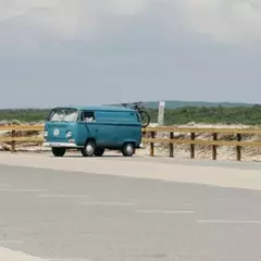 Oldtimer VW-Bus vor Dünen an der Nordsee