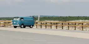 Oldtimer VW-Bus vor Dünen an der Nordsee