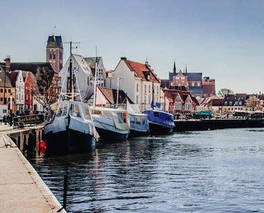 Hafen in Wismar mit Fischkuttern und Häusern dahinter