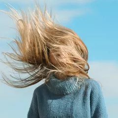 Ostsee-Urlauberin mit im Wind wehenden Haaren