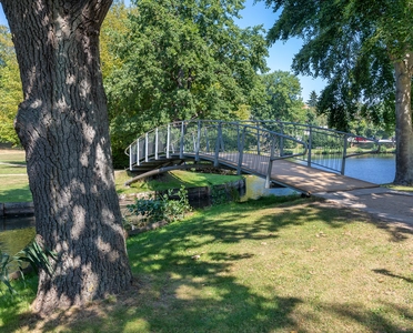 Spaziergänger-Brücke im Godewindpark in Travemünde