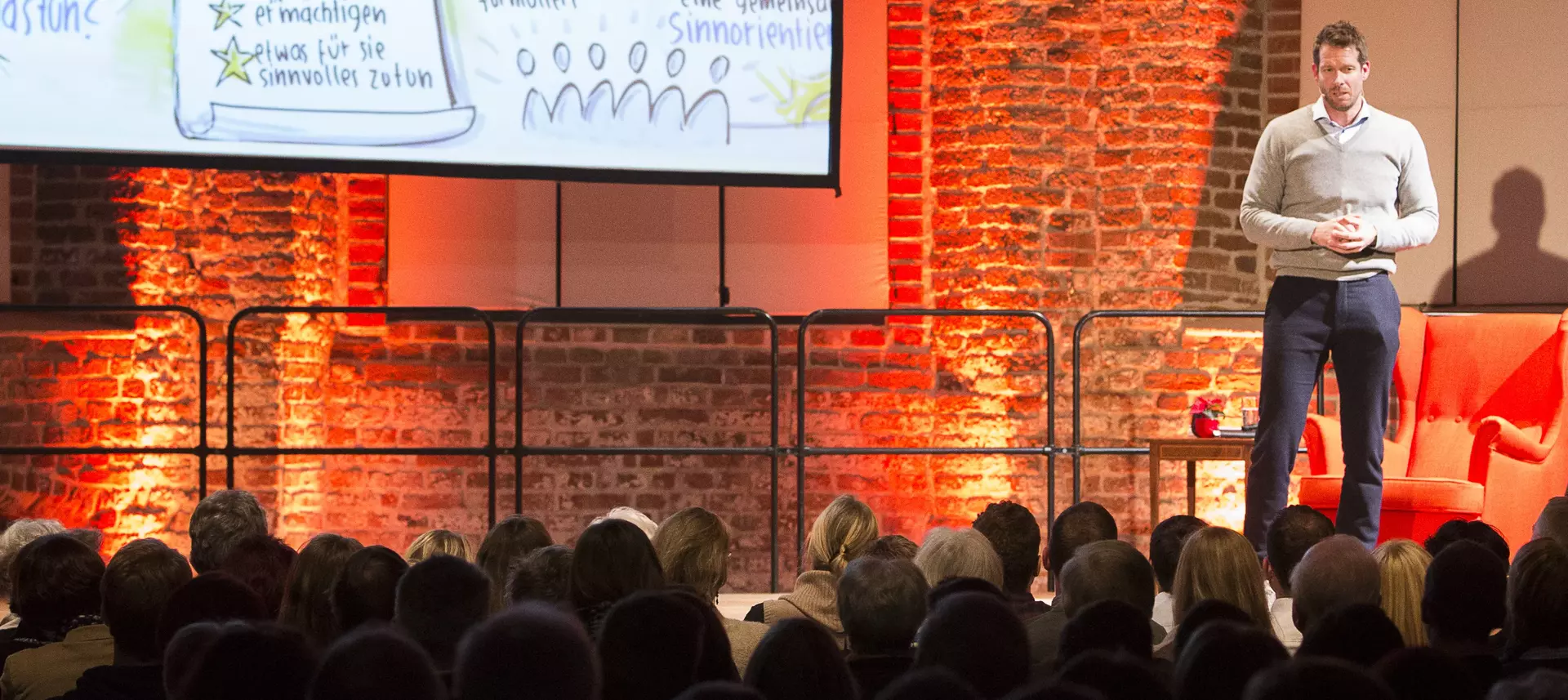 Seminarleiter Bodo Janssen spricht vor Publikum