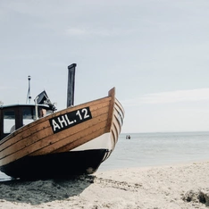 Fischkutter am Ostseestrand