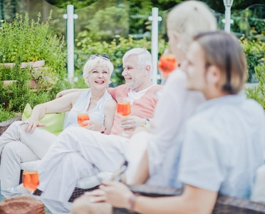 Urlauber sitzen zum Cocktail in einem Garten in Varel-Dangast