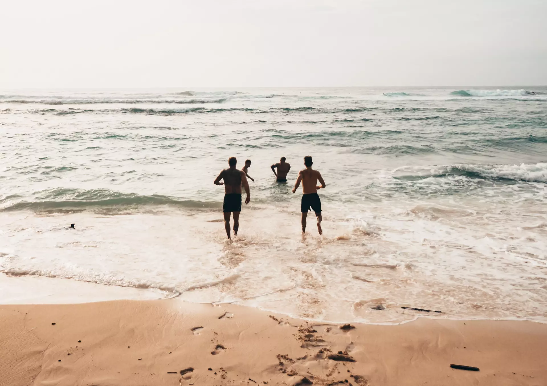 Urlauber, die in der Ostsee baden