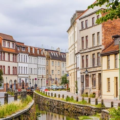 Der Wasserlauf Grube in Wismar mit Häusern