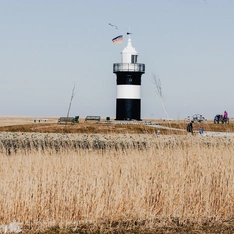 Urlauber am Leuchtturm in Wremen an der Weser