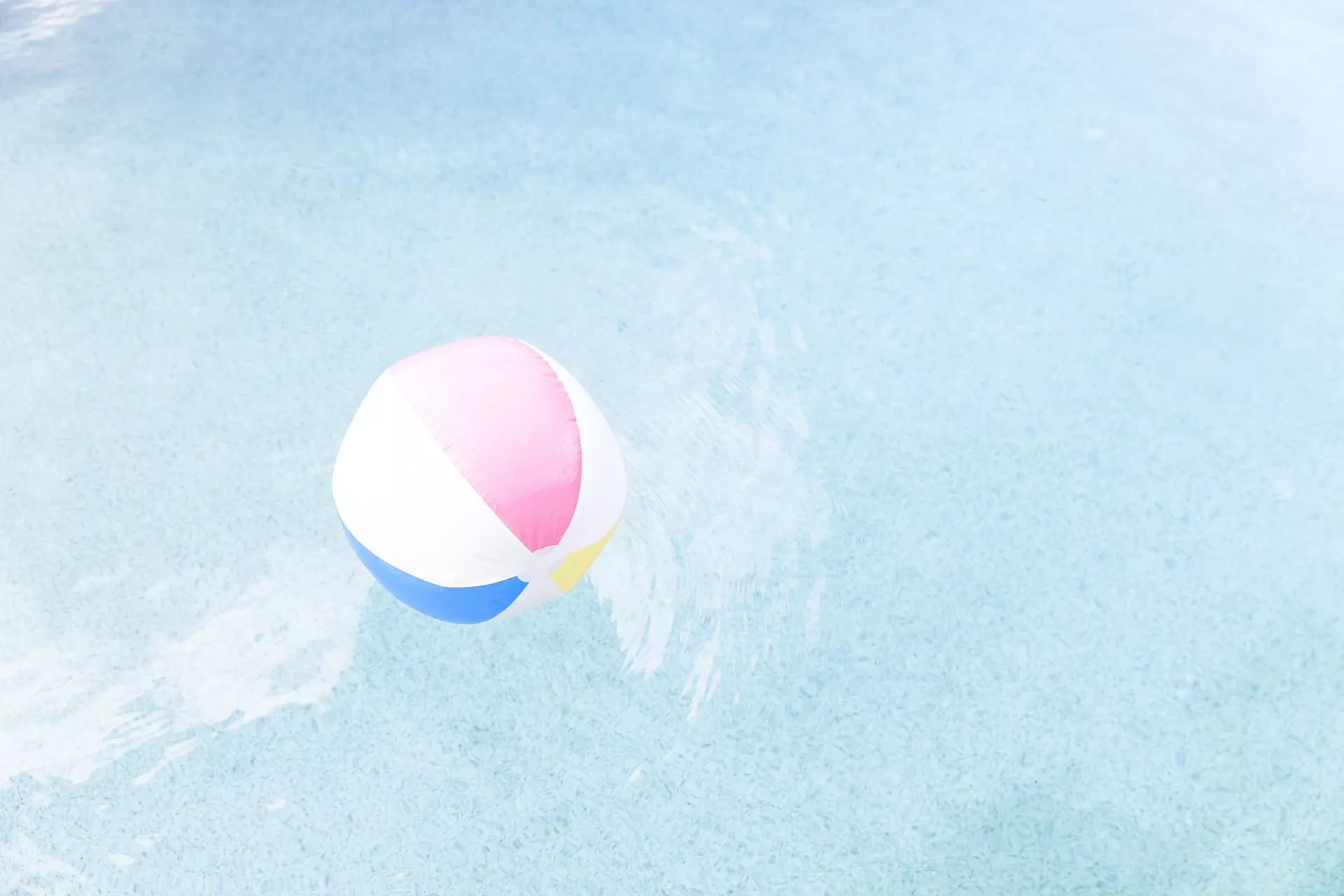 Wasserball schwimmt auf Meereswellen