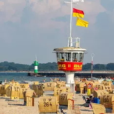 Strandkörbe und DLRG-Badeturm am Strand von Travemünde
