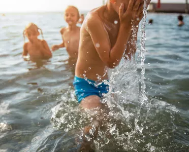 Kinder spielen in der Ostsee